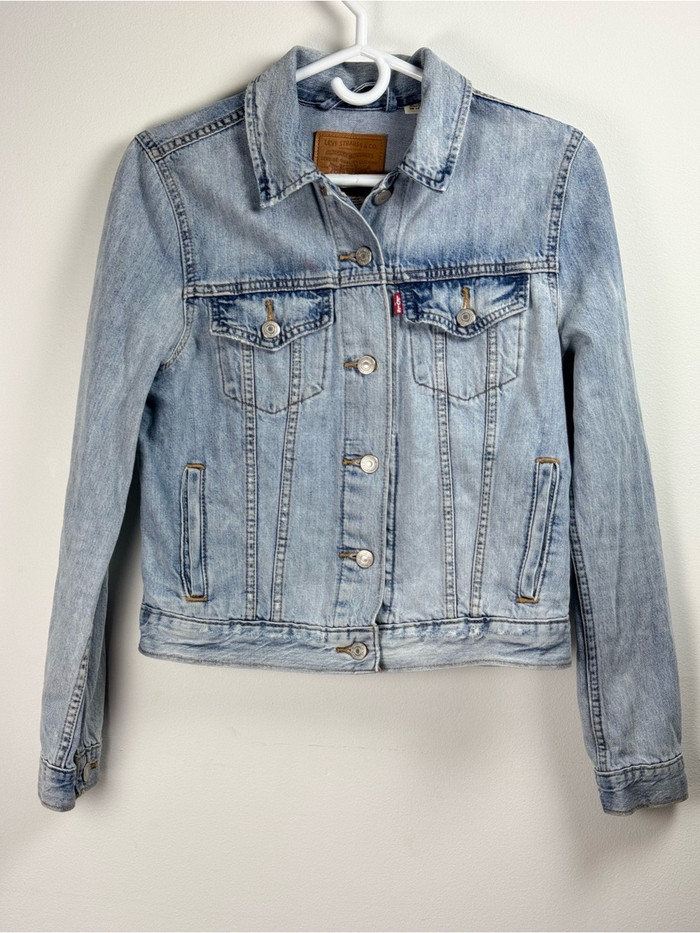 Levi's Women's Light Wash Denim Jacket - Classic Blue size small